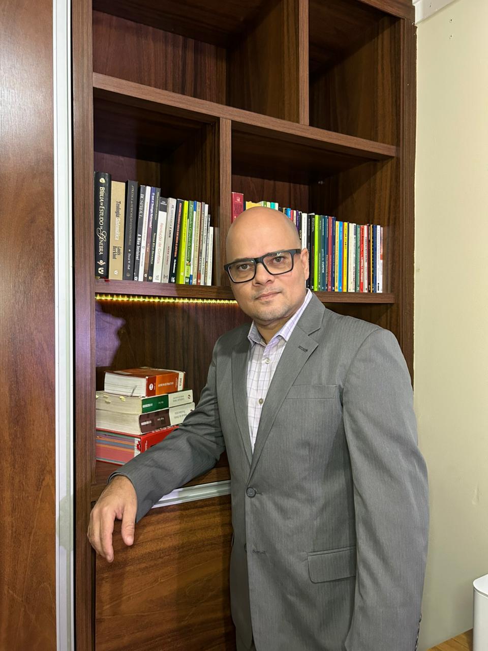 Dr. Gleyser Lawer, advogado, em seu escritório